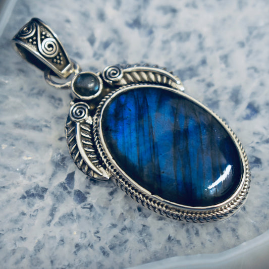 Ganesha Handicrafts, Detailed Labradorite Pendant, Womens Labradorite Pendant, New Model Pendant, Womens Trending Pendant, Womens Modern Pendant, Fashion for Women's Stylish Pendant. 